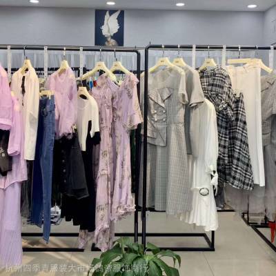 菏澤市定陶區(qū)陳集鎮(zhèn)八一國華大街銀基購物廣場(chǎng)萬嘉服裝城阿萊貝琳夏加盟女裝品牌折扣店